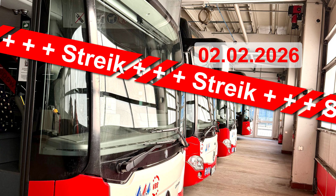Mehrere Busse stehen in der Wagenhalle. Davor ein Schriftzug "Streik" 02.02.2026"