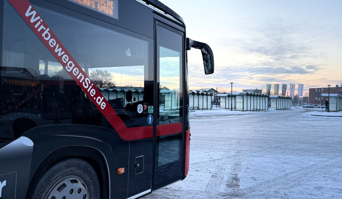 Ein Bus stehrt am ZOB, es ist verschneit.