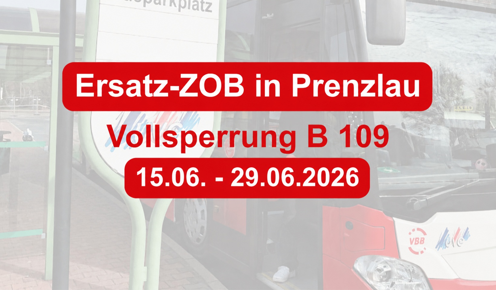Ein Bus im Hintergrund und die Schrift in Rot und weiß: Ersatz-ZOB in Prenzlau, Vollsperrung B 109, 15.06. bis 29.06.2026