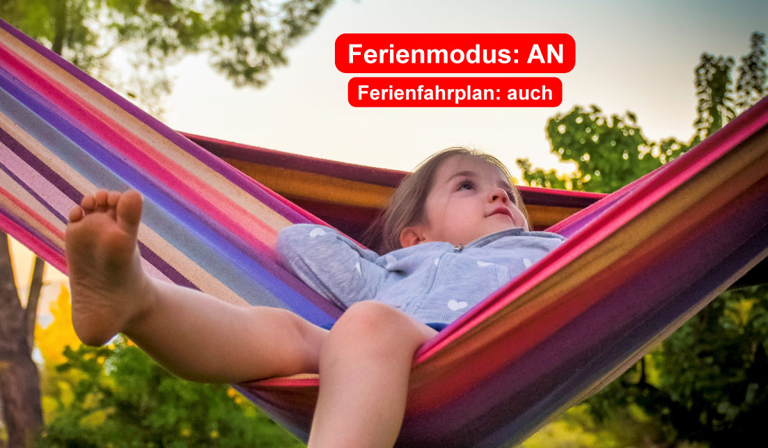 Hier sieht man ein Mädchen in einer Hängematte und den Schriftzug: "Ferienmodus AN, Ferienfahrplan auch"